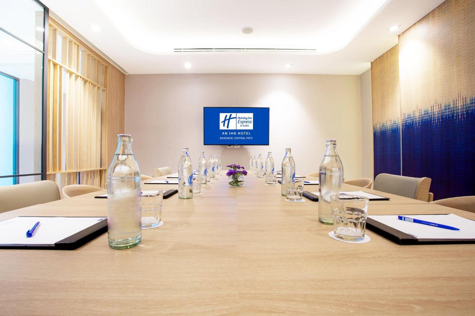 Holiday Inn Express & Suites Bangkok Central Pier By Ihg Экстерьер фото